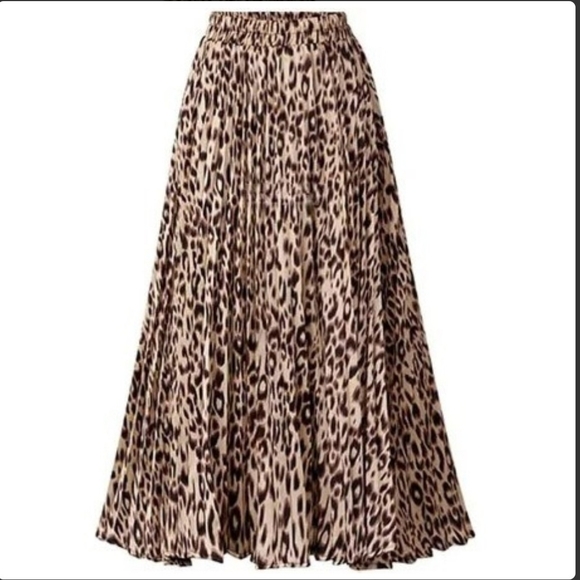 Dresses & Skirts - Bold Leopard Print A Line Maxi Skirt With Elastic Waistbrand Size Medium